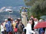 La statua della Vergine portata dalle donne della Pia Unione