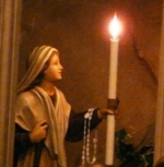 statua di Bernadette nella grotta del Santuario